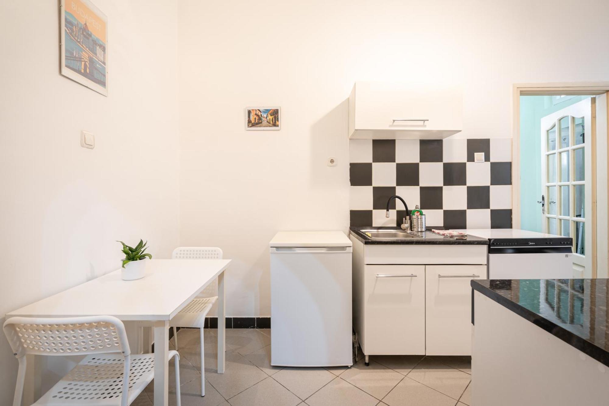 Affordable Heroes' Square Residence Budapest Exterior photo